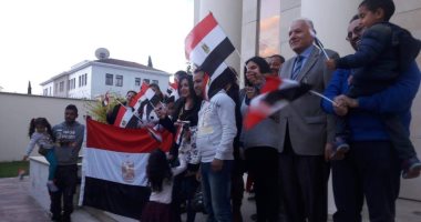 صور.. المصريون يدلون بأصواتهم فى الاستفتاء بدولة قبرص رافعين علم مصر