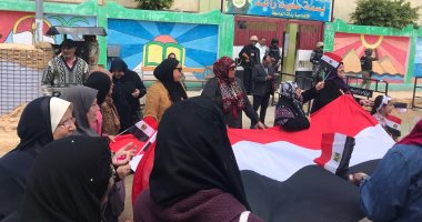 صور.. سيدات يرفعن علم مصر ويرددن الأغانى الوطنية أمام لجان الاستفتاء بالعريش