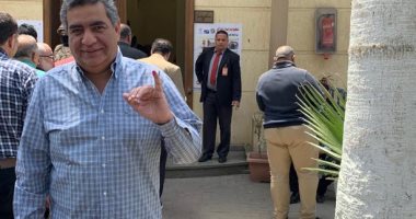 صور.. أحمد مجاهد يدلى بصوته فى الاستفتاء على الدستور بالنادي الأهلي