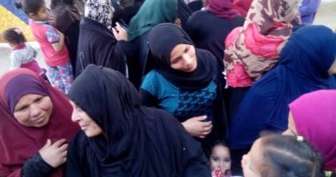 النساء يكسبن فى معركة الاحتشاد أمام لجان الاستفتاء بالوراق وأوسيم.. صور