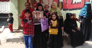 أسرة تحتفل برفع صورة الرئيس السيسى بعد التصويت فى الاستفتاء بالمرج