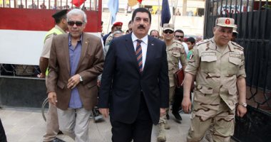 فيديو وصور.. مواطنو القليوبية يستقبلون المحافظ بلجان الاستفتاء بـ"الزغاريد وتحيا مصر"