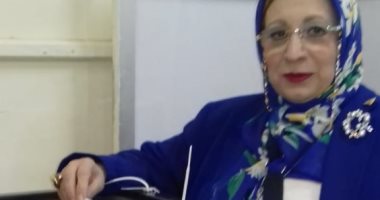 وكيل "صحة النواب" تدلى بصوتها وتطالب السيدات بالنزول للاستفتاء:واجب وطنى 