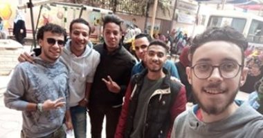 شباب العمرانية يلتقطون صور "سيلفى" أمام لجان الاستفتاء ويرددون: "انزل شارك"