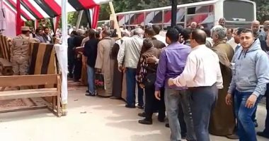 طابور عشرات الأمتار من المواطنين أمام لجنة مدرسة على الجارم بالمنيل
