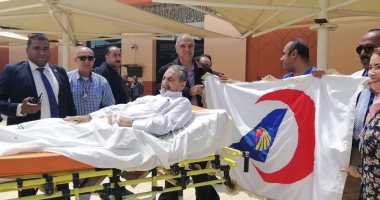 صور.. عامل بمصر للطيران يدلى بصوته فى الاستفتاء بعد إجراء عملية قلب مفتوح