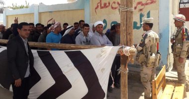 صور.. طوابير لأهالى شمال سيناء المقيمين بالإسماعيلية للمشاركة بالاستفتاء