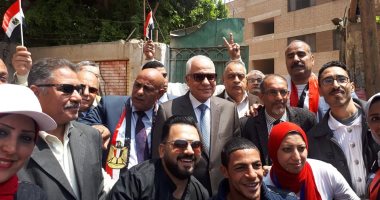 محافظ الجيزة يقدم العزاء لأسرة مواطن توفى أثناء مشاركته بالاستفتاء بالبدرشين