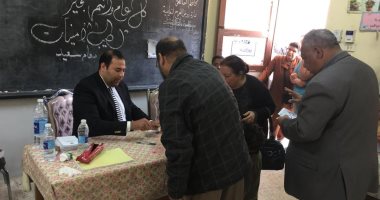 صور.. إقبال كثيف للمواطنين على مقر مدرسة السيدة عائشة الثانوية بروض الفرج