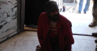 صور.. قعيد يدلى بصوته فى الاستفتاء على تعديل الدستور زحفا على الأرض ببنى سويف