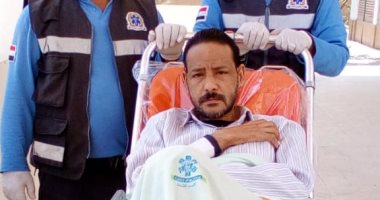 صور.. إسعاف الشرقية ينقل مريضا بعد جلسة غسيل كلوى للتصويت على الاستفتاء