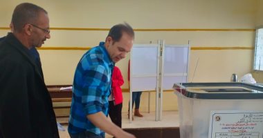 رامي عادل إمام يدلي بصوته في التعديلات الدستورية باكتوبر
