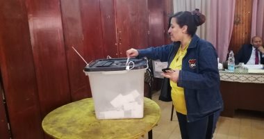 سيدة ببنى سويف أثناء تصويتها على الدستور: "عملنا الصح وأدعو الجميع للنزول"
