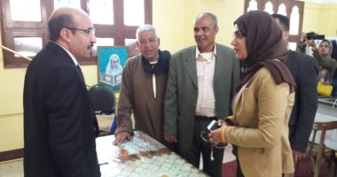 صور.. نائبة محافظ القليوبية تتفقد لجان الاستفتاء بمدينة بنها