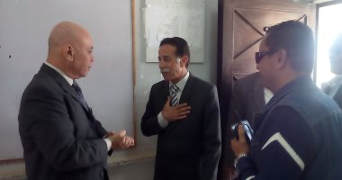 رئيس حى النزهة يتفقد لجان الاستفتاء.. ويؤكد: لم نرصد مخالفات حتى الآن