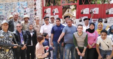 صور.. احتفالات الشباب أمام لجان المرج فى اليوم الأخير للاستفتاء على الدستور