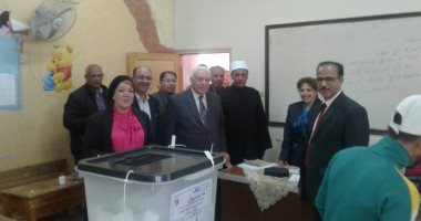 صور.. أسامة العبد يدلى بصوته فى الاستفتاء..ويؤكد: المشاركة واجب وطنى