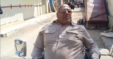  مسن معاق يتحدى إعاقته ويدلى بصوته فى الاستفتاء على الدستور 