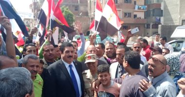صور.. مواطنو كفر شكر يستقبلون محافظ القليوبية بهتاف: "الجزيرة فين الشعب أهو"
