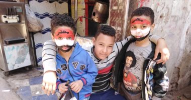 أهالى البساتين يلونون وجوه الأطفال بعلم مصر احتفالا بالاستفتاء على التعديلات الدستورية