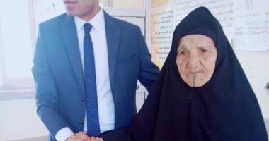 صور.. أكبر معمرتين بالضبعة تدليان بصوتيهما على الاستفتاء بالتعديلات الدستورية