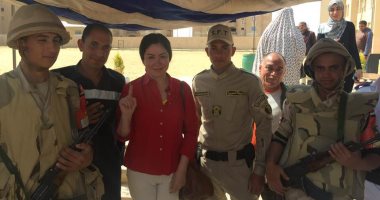 وفاء سالم تلتقط صورا داخل لجنتها فى الاستفتاء عقب الإدلاء بصوتها