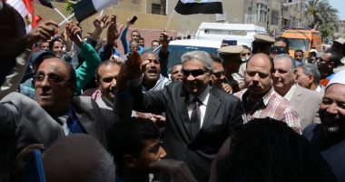 صور.. محافظ المنيا يشارك فى مسيرة حاشدة لدعوة الأهالى للاستفتاء على الدستور
