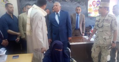 محافظ الوادى الجديد يمنح سيدة قعيدة رحلة عمرة أثناء تفقد لجان الاستفتاء