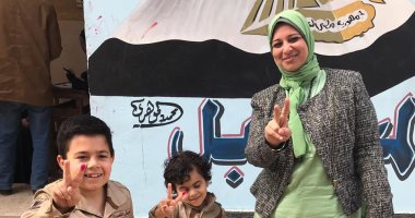 صور.. "انزل شارك".. الأطفال يهتفون فى الاستفتاء ب"الزى العسكرى" بالغربية