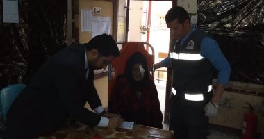 صور.. محافظة بنى سويف تستجيب للمرضى وتنقلهم للجان الاستفتاء بسيارات الإسعاف