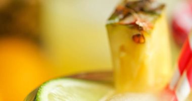 طرى على قلبك .. اعرفى طريقة عمل عصير الليمون بالأناناس 
