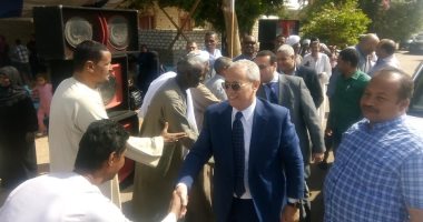 صور.. محافظ الأقصر يتفقد لجان الاستفتاء على الدستور بمدينة الطود