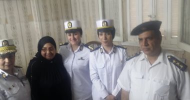 "سمية" وابنتها تتحديان الإعاقة وتدليان بصوتيهما فى الاستفتاء