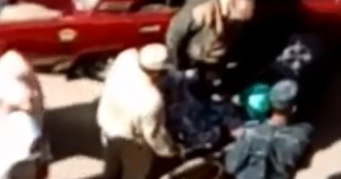 مجند يساعد مسنة على الإدلاء بصوتها فى استفتاء التعديلات الدستورية