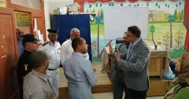 صور.. مدير أمن الأقصر يتفقد عددا من مقرات الاستفتاء على الدستور داخل المدينة