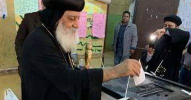 أسقف شبين القناطر يدلى بصوته فى الاستفتاء.. ويؤكد: المشاركة واجب وطنى