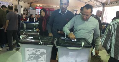 صور.. زحام على لجان الاستفتاء بمطار القاهرة فى ثالث أيام التصويت
