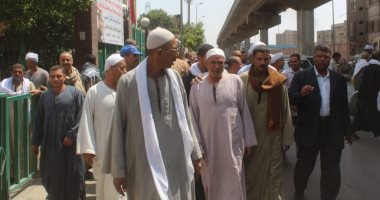 صور.. توافد عمال نظافة الجيزة أمام لجان الاستفتاء على التعديلات الدستورية