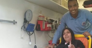 سيدة سبعينية من أسوان لم تمنعها إصابتها بشلل نصفى من المشاركة فى الاستفتاء