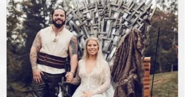 بسبب حبها للمسلسل.. حداد أمريكى يهدى زوجته عرش Game of thrones فى زفافهما