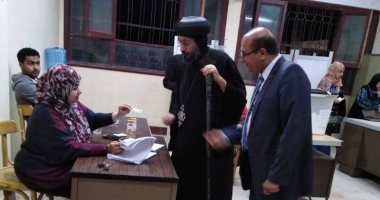 صور.. أسقف الواحات يدلى بصوته فى استفتاء التعديلات الدستورية بالوادى الجديد