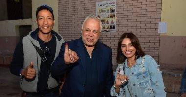 أشرف زكى وروجينا يدليان بصوتيهما على التعديلات الدستورية بالعجوزة