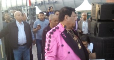 فيديو وصور.. شعبان عبدالرحيم يحث العاملين والمغتربين بالمطار على المشاركة بالاستفتاء