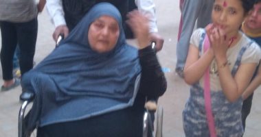 صور.. رجل يحضر زوجته على كرسى متحرك للمشاركة فى الاستفتاء ببشتيل