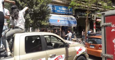 صور.. المواطنون يحتفلون بالاستفتاء بـ"العصا الصعيدى" فى وسط البلد