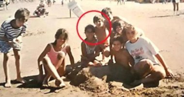 صورة نادرة للبرغوث ميسي مع حب طفولته على الشاطئ
