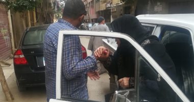 محافظ الجيزة يخصص سيارة لمسنة للإدلاء بصوتها فى الاستفتاء بالهرم 