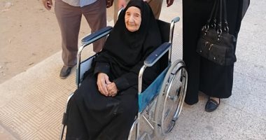 صور.. قاض ورجل الأمن ينزلان من اللجنة لمعمرة للإدلاء بصوتها فى الاستفتاء بسوهاج