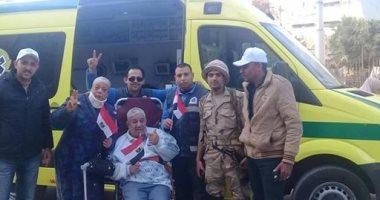 نقل مواطن بسيارة إسعاف للتصويت على التعديلات الدستورية فى المنصورة