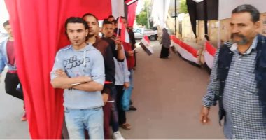 احتشاد المواطنين أمام مدارس الجمالية للمشاركة فى ثالث أيام الاستفتاء